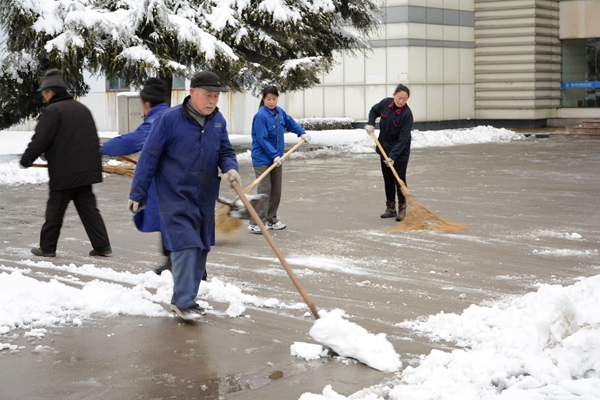 總務(wù)人員清掃校園積雪